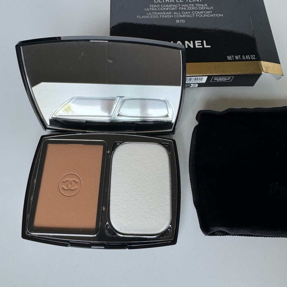 CHANEL Tan Compact Foundation Smooth Matte Finish
